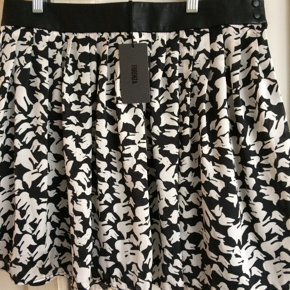 Forenza gathered B/W print skirt Size M
